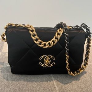 SOLD ON VESTIARE!!! Chanel 19 BRAND NEW